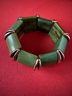 Source Unknown Green Barrel Bead Bracelet with Silver Accents